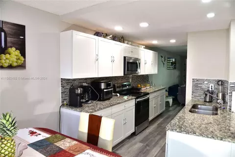 7401 NW 16th St #205, Plantation, FL 33313