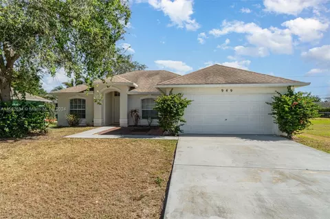 949 SW Worcester Ln, Port Saint Lucie, FL 34953