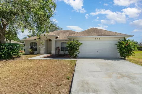 949 SW Worcester Ln, Port Saint Lucie, FL 34953