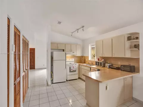 7702 W 30th Ct, Hialeah, FL 33018 photo 7