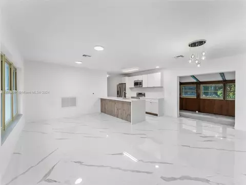 19611 NW 7th Ct, Miami Gardens, FL 33169