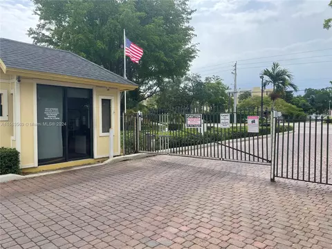 807 NE 199th St #107, Miami, FL 33179