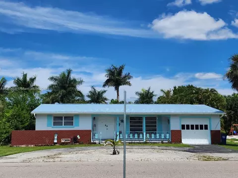 823 Lake Mcgregor Dr, Fort Myers, FL 33919