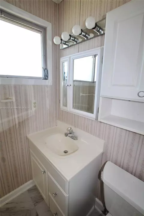 Bath - 1030 Cypress St, Okeechobee, FL 34974 photo 2 of 6