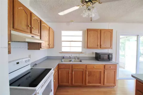Kitchen - 1030 Cypress St, Okeechobee, FL 34974 photo 4 of 6
