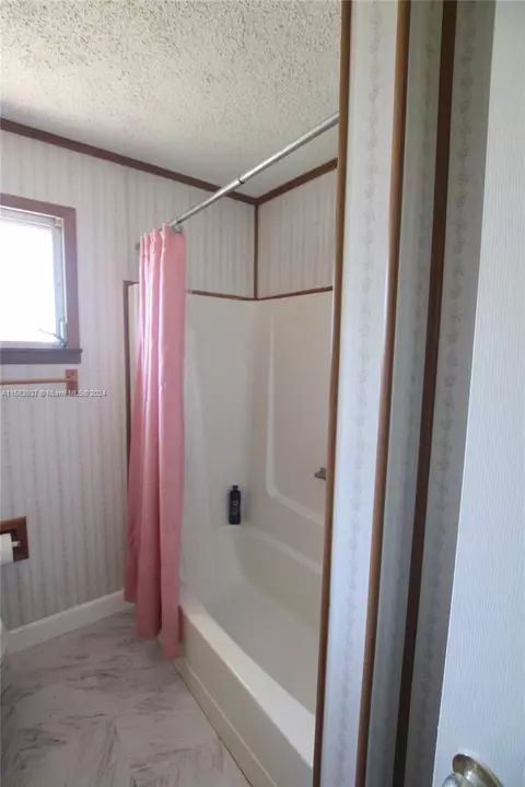 Bath - 1030 Cypress St, Okeechobee, FL 34974 photo 3 of 6