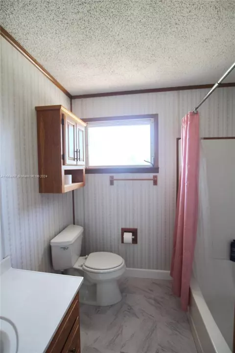 Bath - 1030 Cypress St, Okeechobee, FL 34974 photo 4 of 6