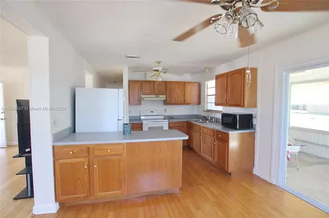 Kitchen - 1030 Cypress St, Okeechobee, FL 34974 photo 3 of 6