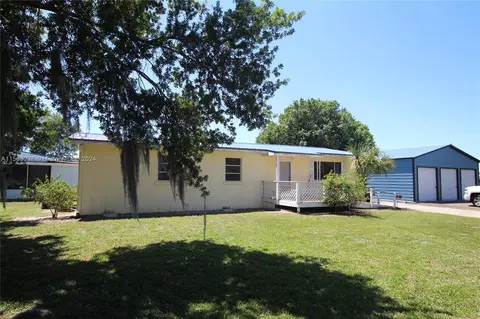 Exterior - 1030 Cypress St, Okeechobee, FL 34974 photo 2 of 11