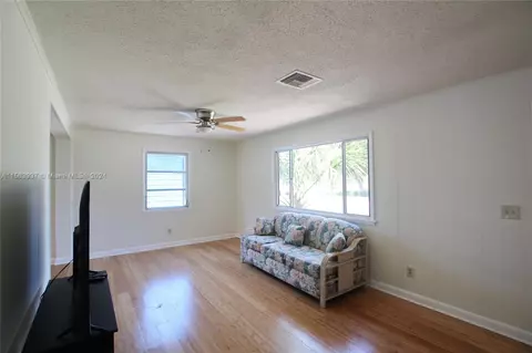 Living - 1030 Cypress St, Okeechobee, FL 34974 photo 2 of 3