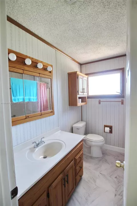 Bath - 1030 Cypress St, Okeechobee, FL 34974 photo 6 of 6