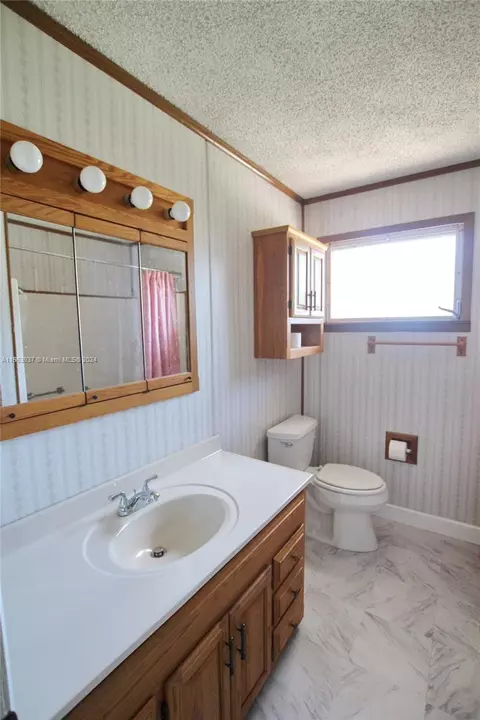 Bath - 1030 Cypress St, Okeechobee, FL 34974 photo 5 of 6