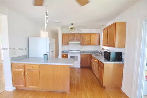 Kitchen - 1030 Cypress St, Okeechobee, FL 34974 photo 5 of 6