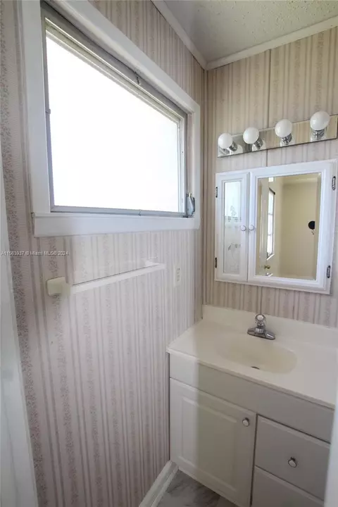Bath - 1030 Cypress St, Okeechobee, FL 34974 photo 1 of 6
