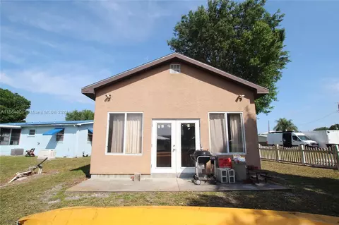 Exterior - 1016 Elm St, Okeechobee, FL 34974 photo 8 of 13