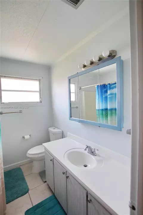 Bath - 1016 Elm St, Okeechobee, FL 34974 photo 4 of 7