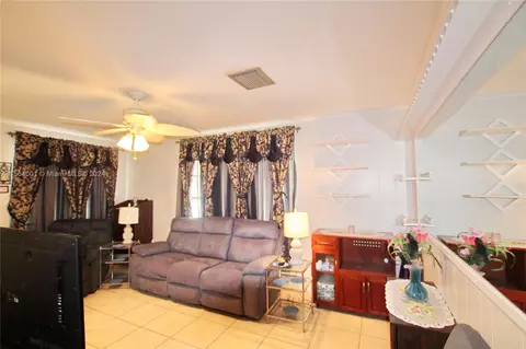 Living - 1016 Elm St, Okeechobee, FL 34974 photo 3 of 6