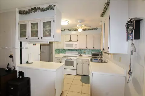 Kitchen - 1016 Elm St, Okeechobee, FL 34974 photo 4 of 6