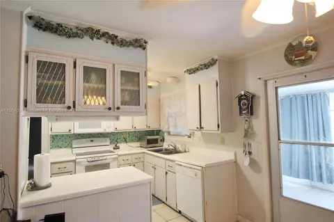 Kitchen - 1016 Elm St, Okeechobee, FL 34974 photo 3 of 6
