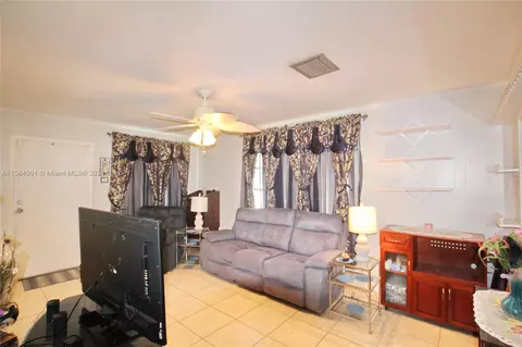 Living - 1016 Elm St, Okeechobee, FL 34974 photo 2 of 6