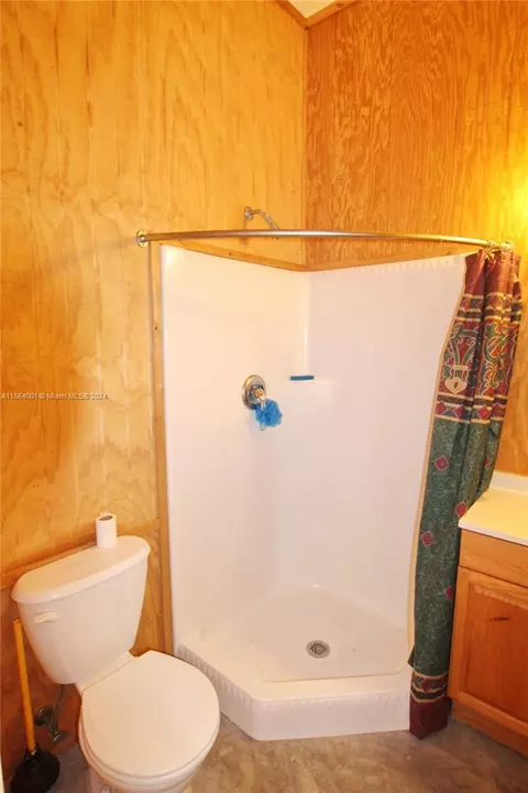 Bath - 1016 Elm St, Okeechobee, FL 34974 photo 6 of 7