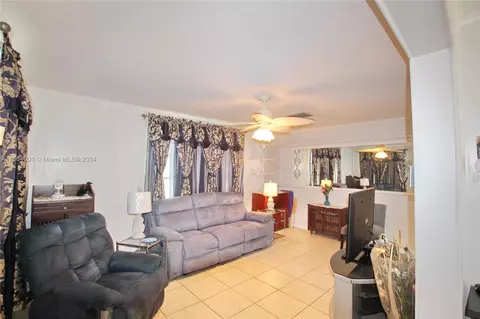 Living - 1016 Elm St, Okeechobee, FL 34974 photo 4 of 6