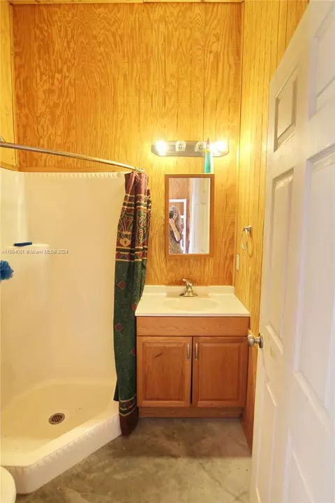 Bath - 1016 Elm St, Okeechobee, FL 34974 photo 5 of 7