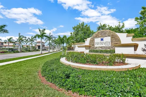 2567 SE 2nd St, Homestead, FL 33033