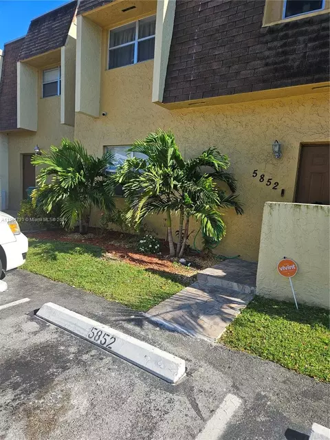 5852 Blueberry Ct #72, Lauderhill, FL 33313