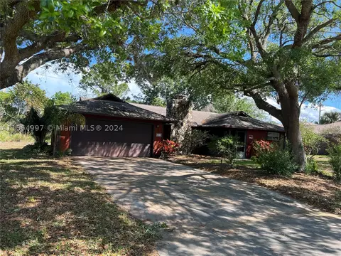 301 Columbus St, Sebastian, FL 32958