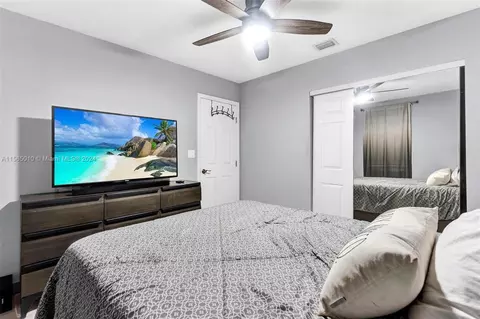 Bedroom - 121 NW 7th Ave, Dania Beach, FL 33004 photo 5 of 6