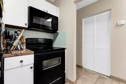 Kitchen - 121 NW 7th Ave, Dania Beach, FL 33004 photo 5 of 5
