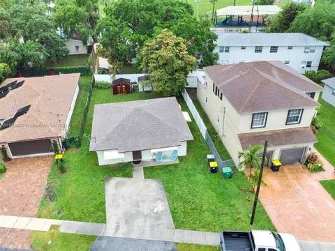 Exterior - 121 NW 7th Ave, Dania Beach, FL 33004 photo 13 of 16