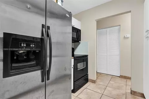 Kitchen - 121 NW 7th Ave, Dania Beach, FL 33004 photo 4 of 5