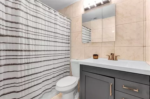 Bath - 121 NW 7th Ave, Dania Beach, FL 33004 photo 1 of 2