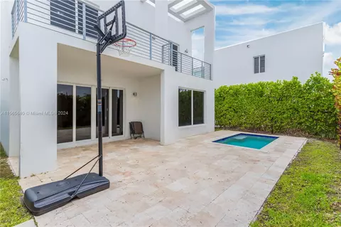 Exterior - 10310 NW 68th St, Doral, FL 33178 photo 7 of 8
