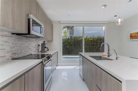 Kitchen - 10310 NW 68th St, Doral, FL 33178 photo 2 of 2