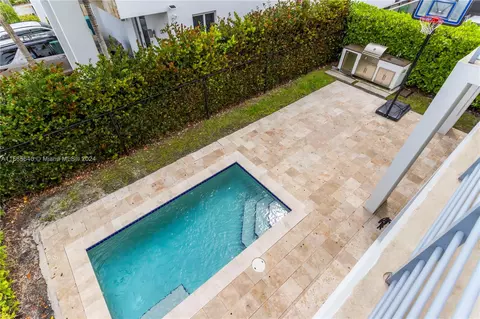 Exterior - 10310 NW 68th St, Doral, FL 33178 photo 4 of 8