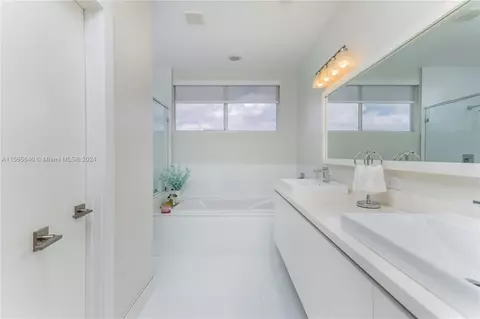 Bath - 10310 NW 68th St, Doral, FL 33178 photo 2 of 6