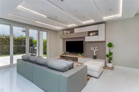 Living - 10310 NW 68th St, Doral, FL 33178 photo 4 of 5