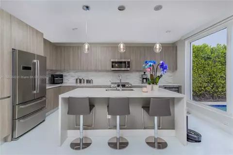 Kitchen - 10310 NW 68th St, Doral, FL 33178 photo 1 of 2