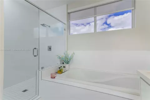 Bath - 10310 NW 68th St, Doral, FL 33178 photo 3 of 6