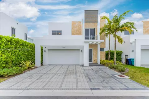 Exterior - 10310 NW 68th St, Doral, FL 33178 photo 6 of 8