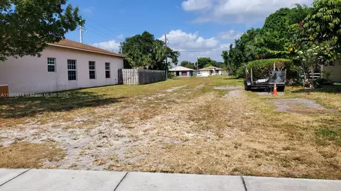 285 SW 3rd St, Deerfield Beach, FL 33441