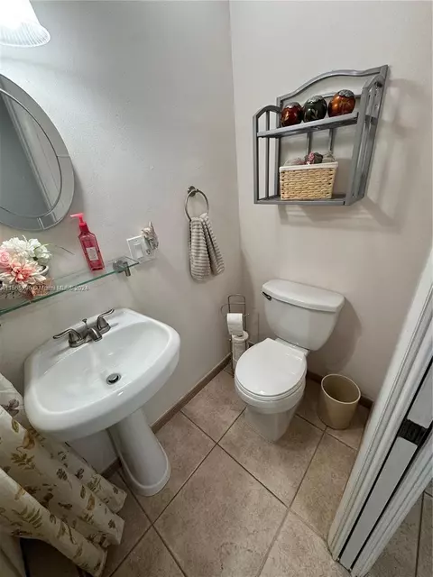 Bath - 6950 W 2nd Ct, Hialeah, FL 33014 photo 6 of 6