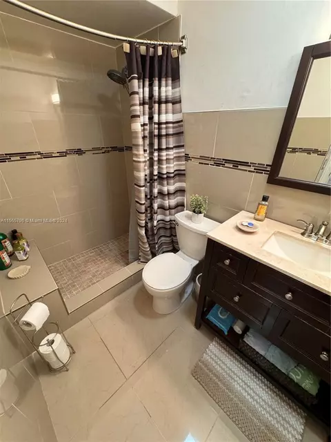 Bath - 6950 W 2nd Ct, Hialeah, FL 33014 photo 4 of 6