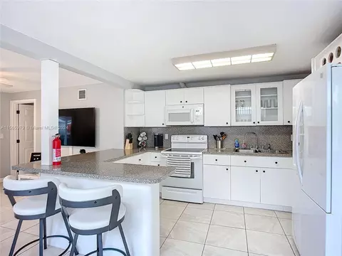 Kitchen - 4351 E 8th Ln, Hialeah, FL 33013 photo 2 of 6