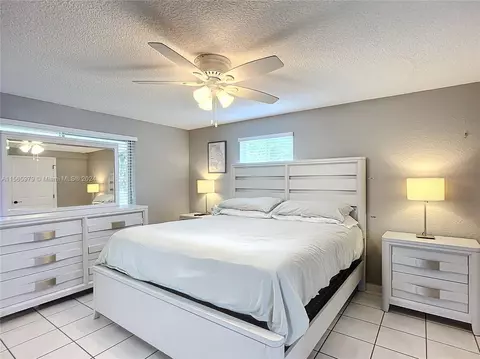 Bedroom - 4351 E 8th Ln, Hialeah, FL 33013 photo 6 of 7