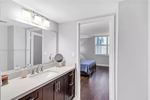 Bath - 2333 Brickell Ave #206, Miami, FL 33129 photo 2 of 4