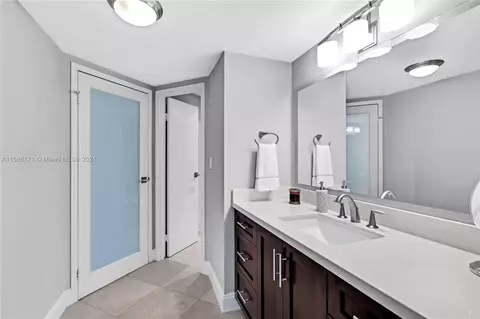 Bath - 2333 Brickell Ave #206, Miami, FL 33129 photo 3 of 4